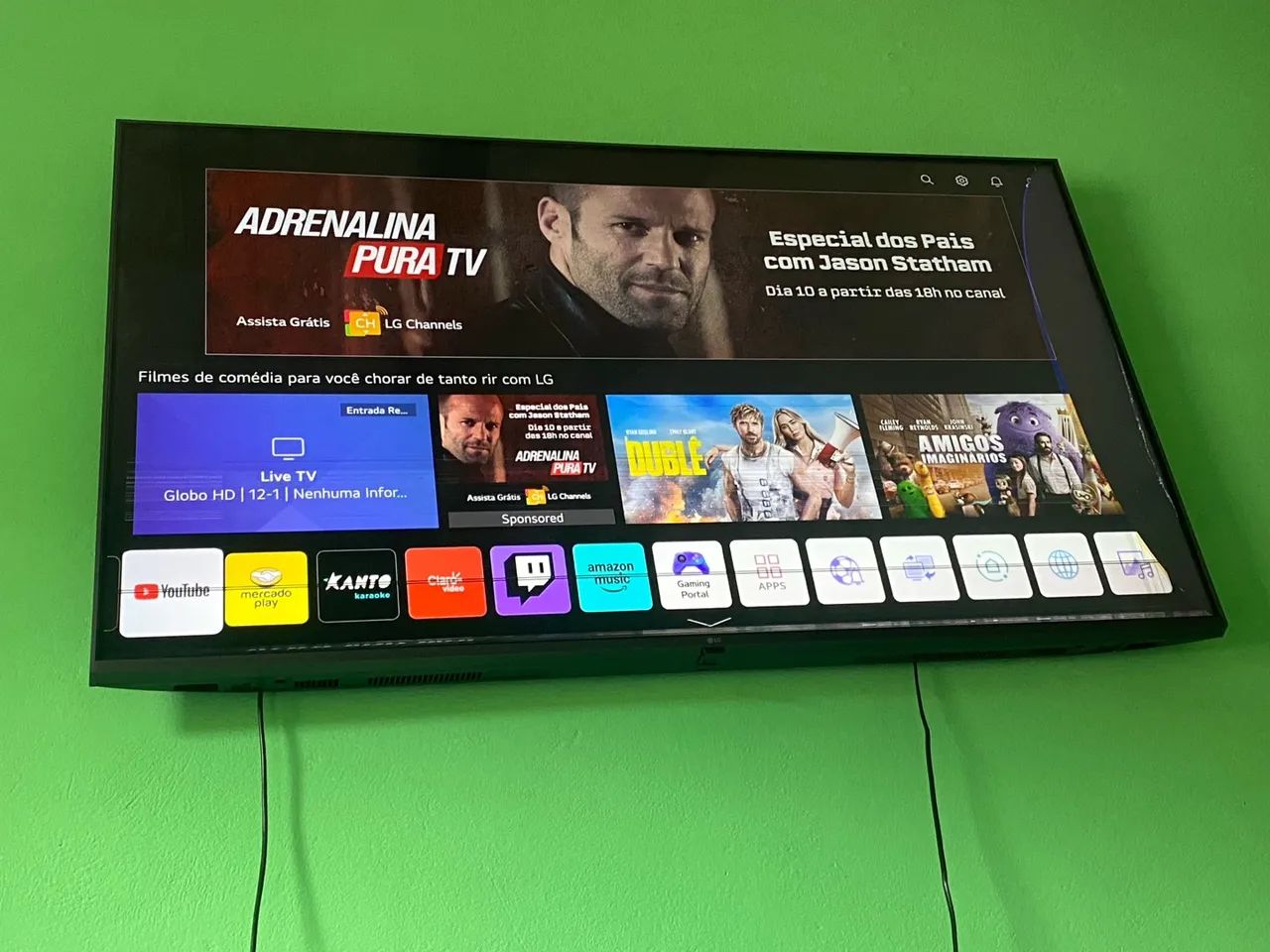 Tv LG com detalhe na tela 