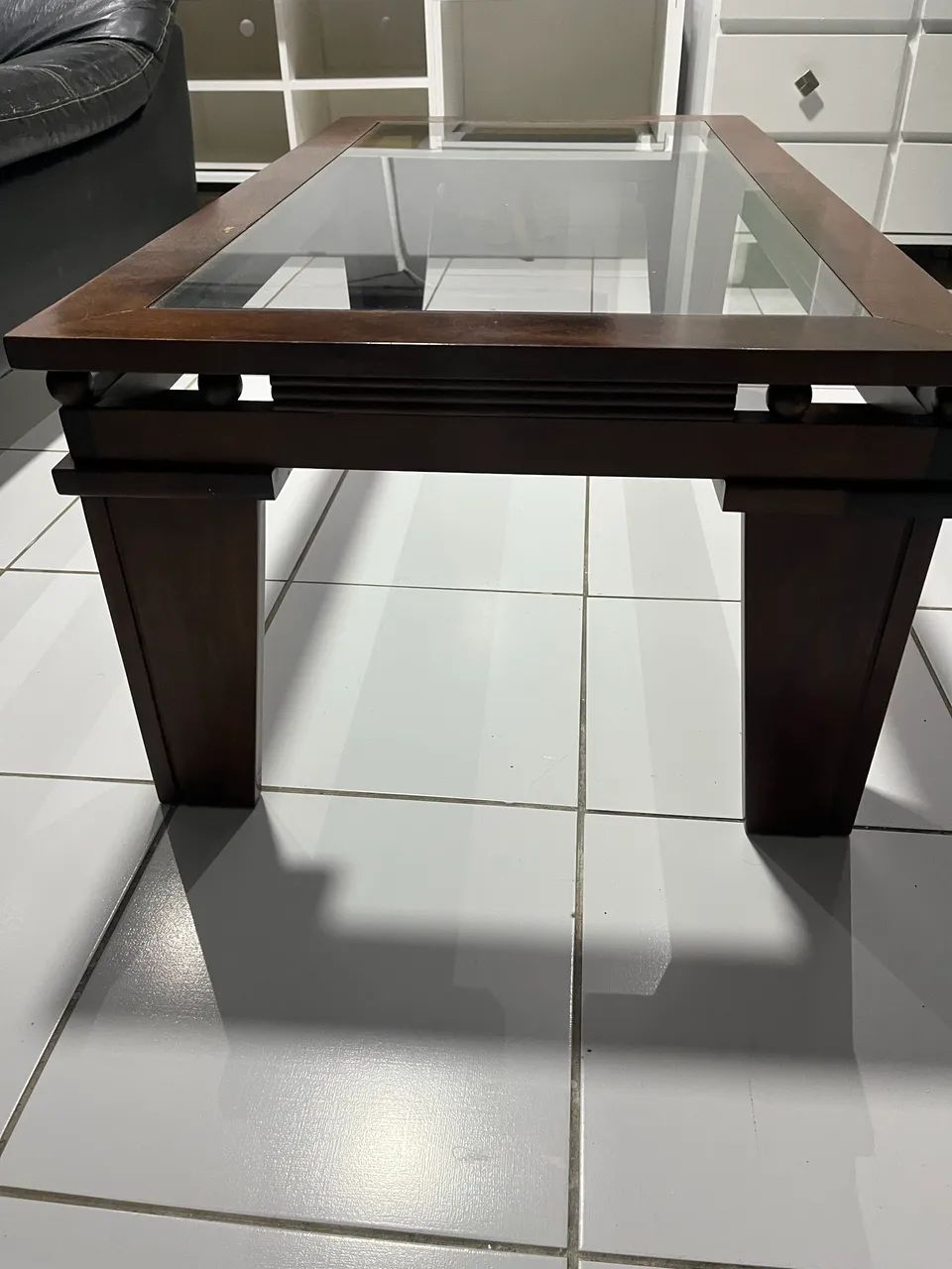 Mesa de centro de madeira com tampo de vidro - Foto 2