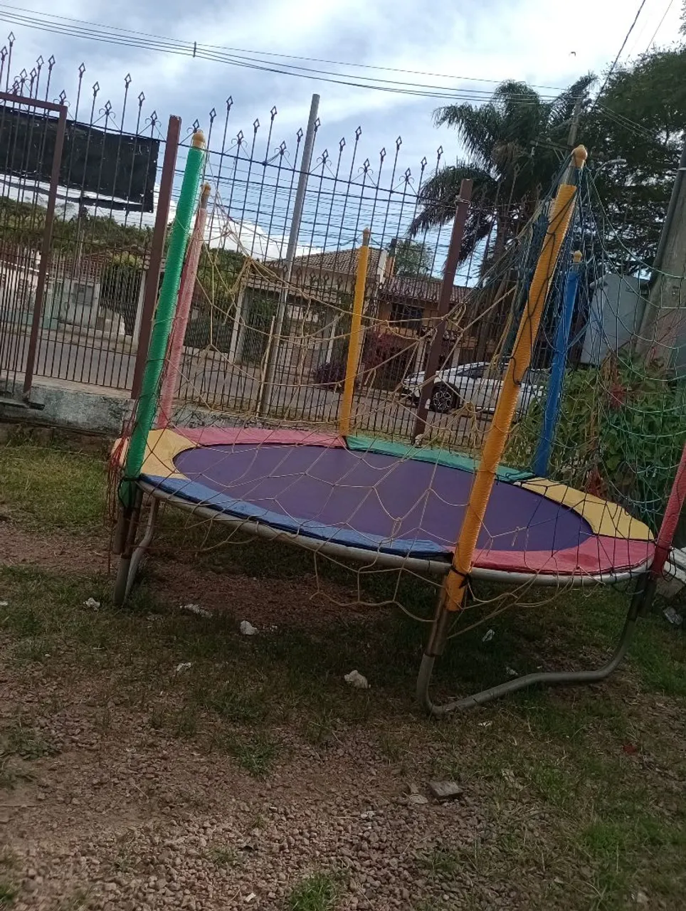 Cama elástica infantil colorida