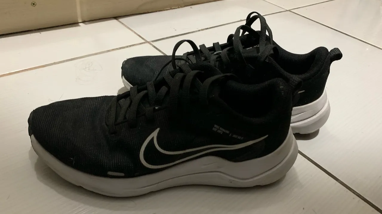 Tênis Nike Preto com Detalhes Brancos