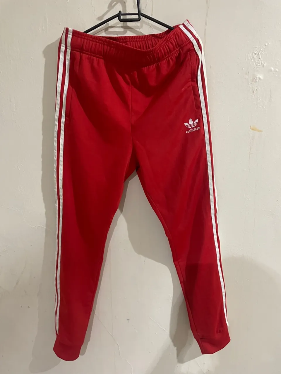 Calça Adidas Originals Vermelha com Listras Brancas