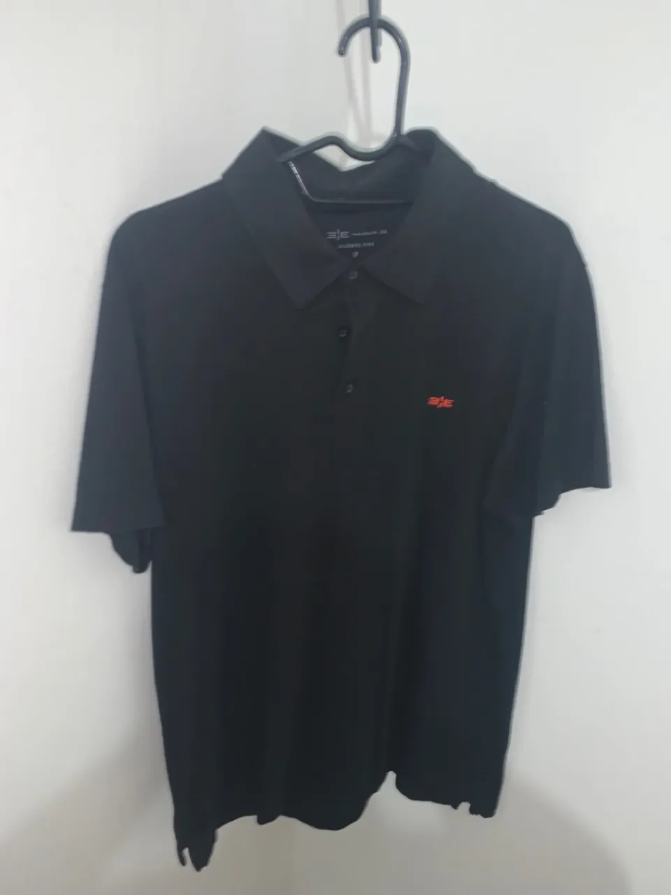 Camisa Polo Preta com Detalhe Vermelho