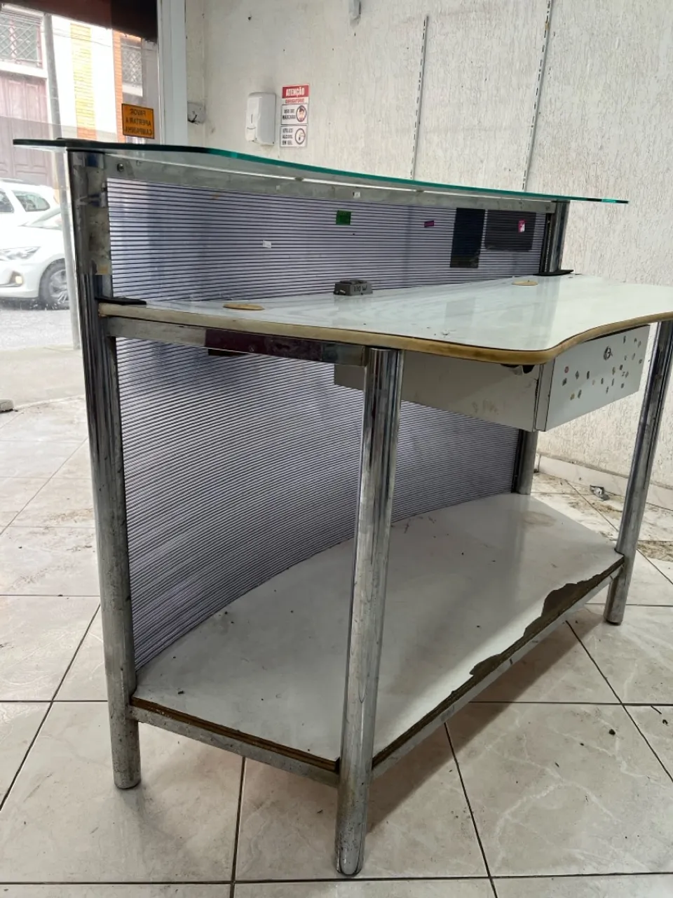 Balcão recepção em mdf acrílico e metal