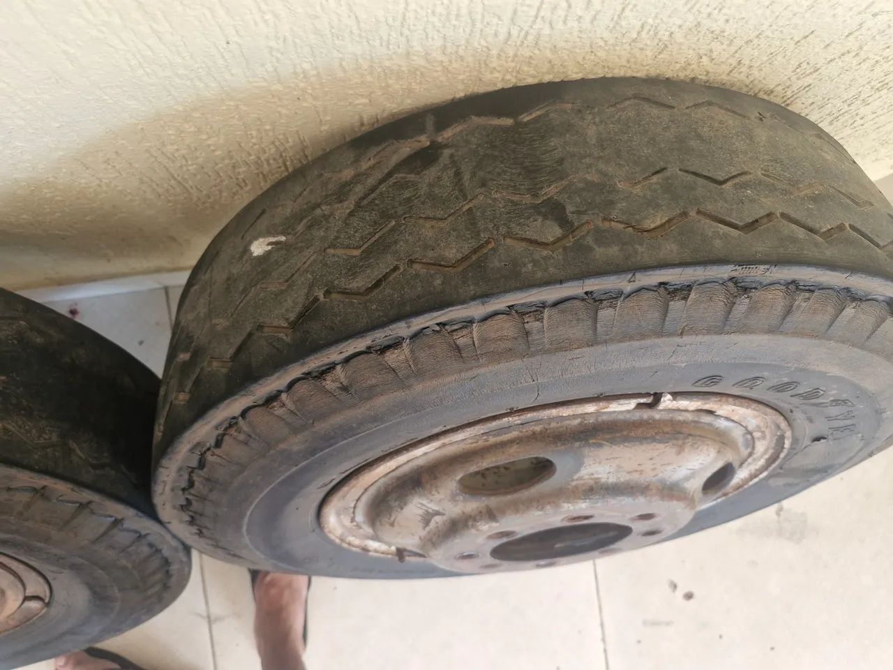 Rodas e pneus caminhão 