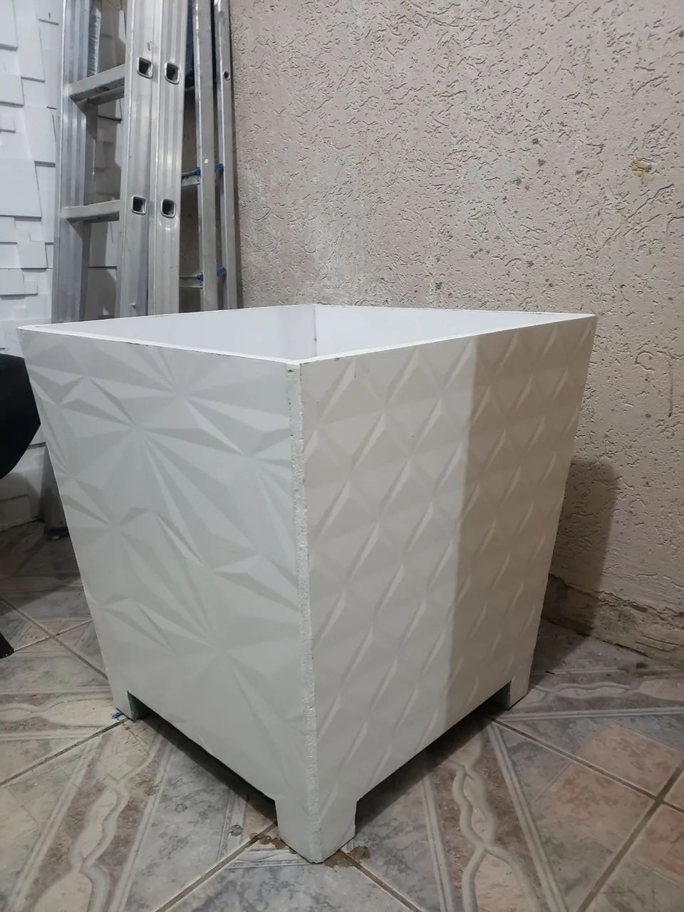 Vaso de planta branco com design geométrico tm 58x58x60 - Foto 2