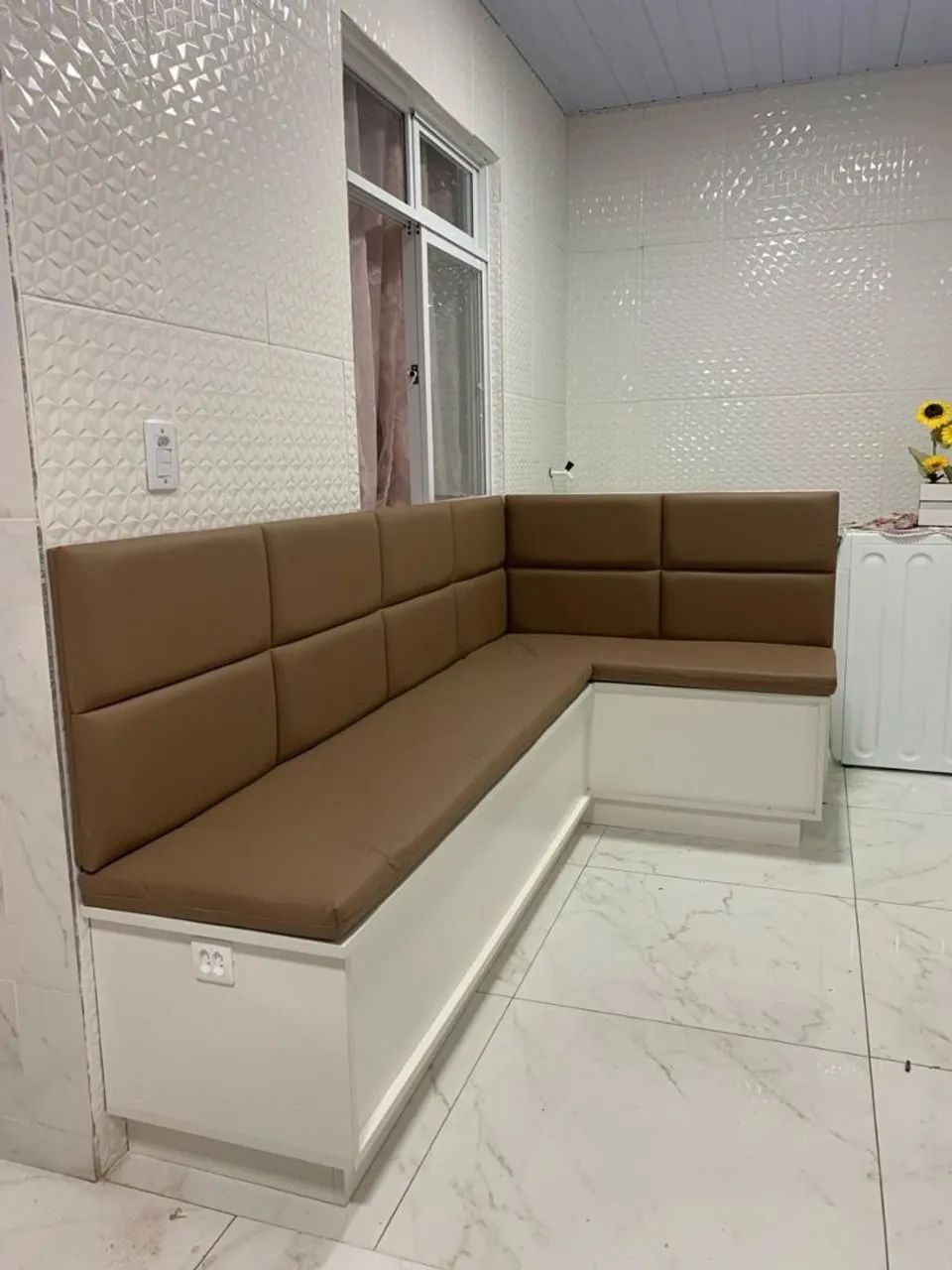 Mesa de Canto com Banco - Ideal para sua cozinha!