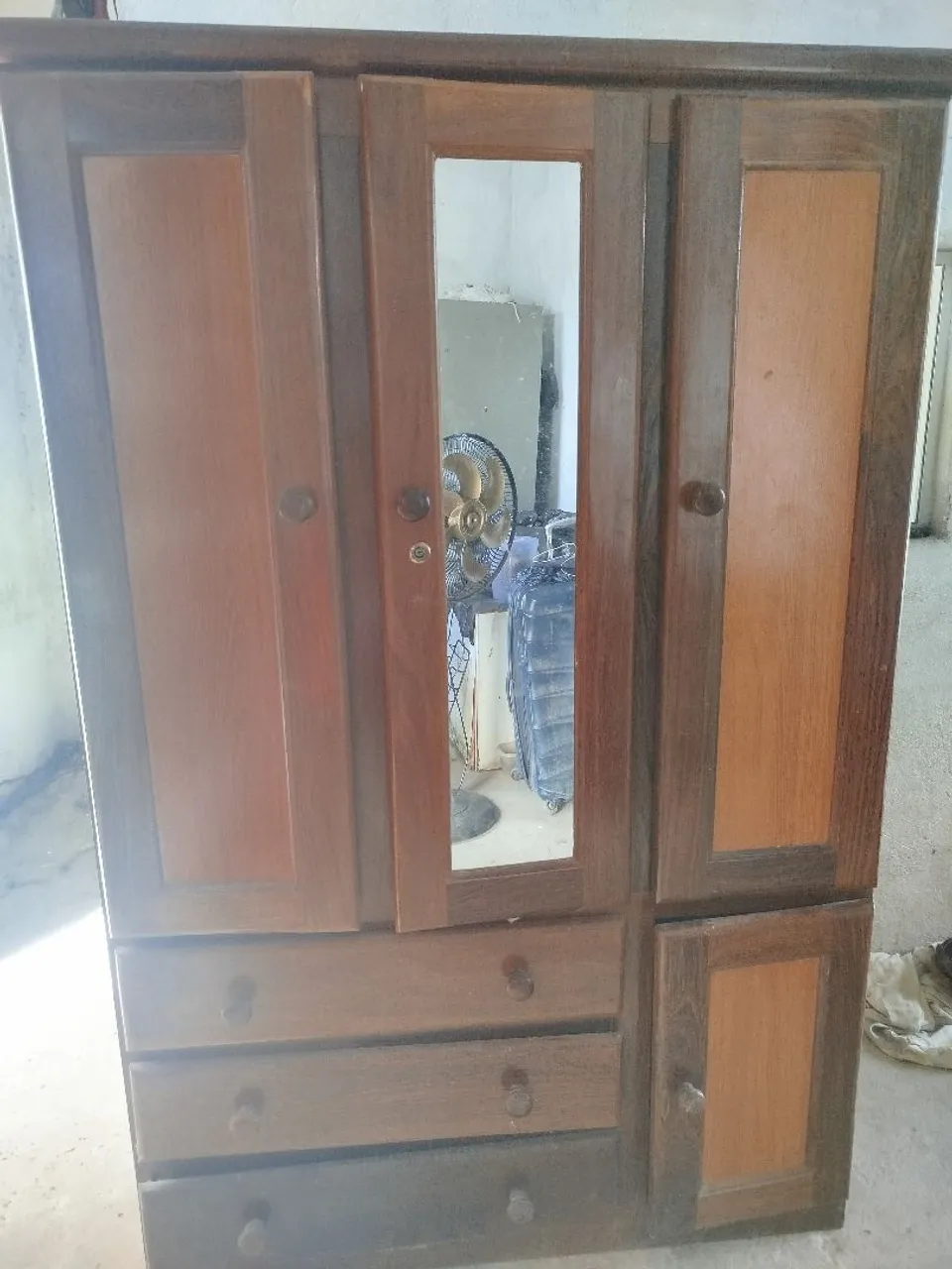 Guarda-Roupa de Madeira com Espelho
