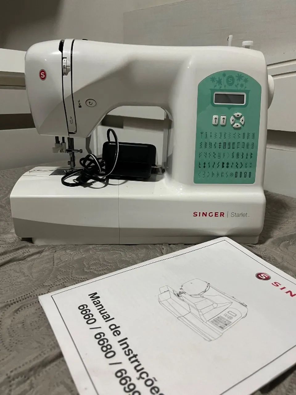 Máquina de costura Singer Eletrônica Starlet 6660  - Foto 4