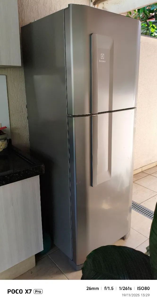 Geladeira grande e bonita de inox - 220v - Eletrolux - Foto 2
