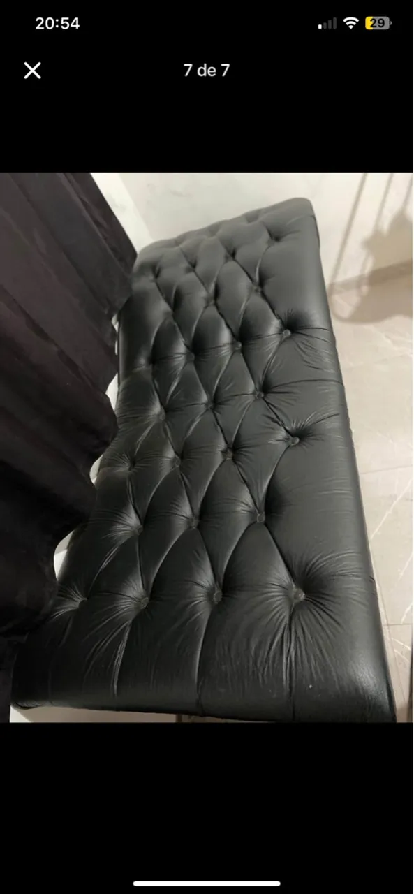 Divã de Couro Preto Estofado