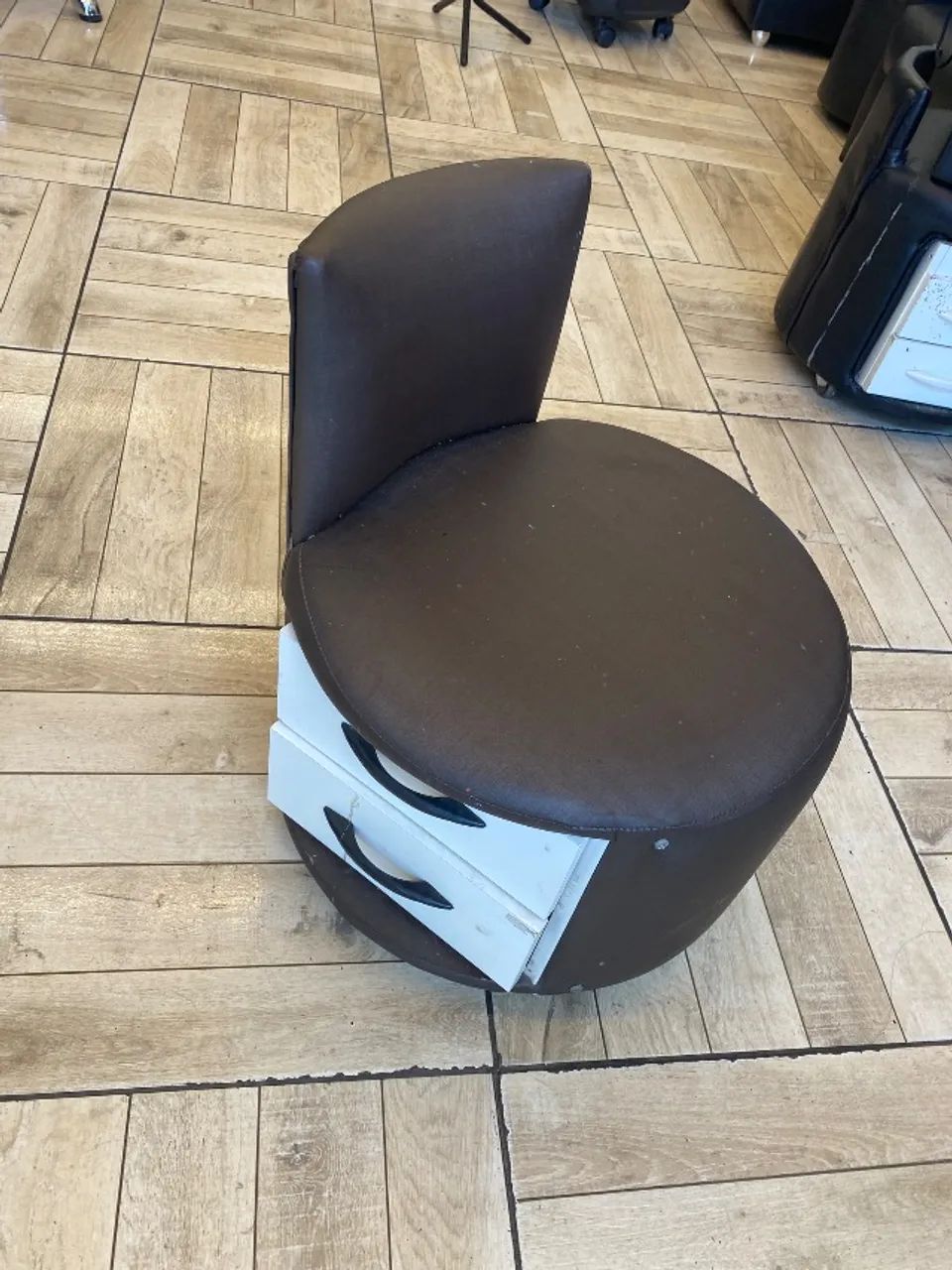 Cadeirinha de manicure 