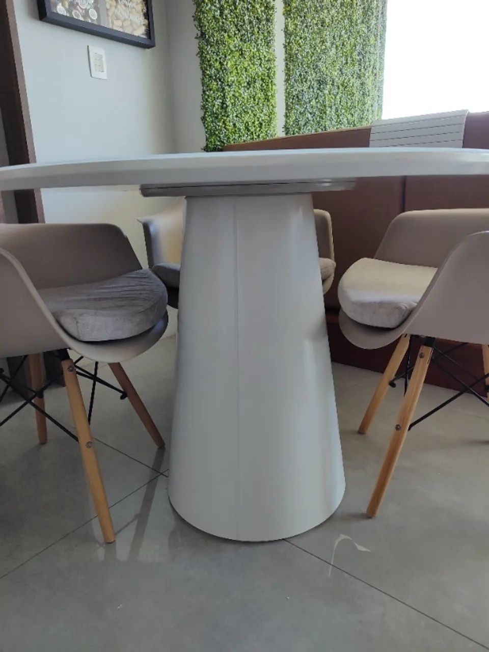 Conjunto de 01 Mesa Cone Laqueada + Vidro na Tampa  (Comprado Lar Shopping) e 04 cadeiras  - Foto 2