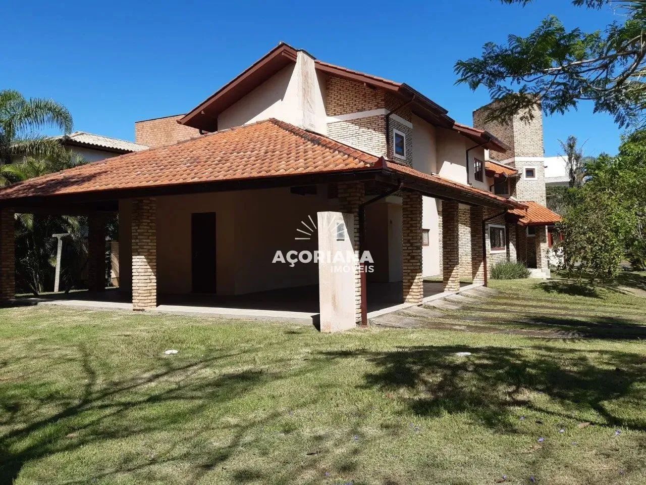 Casa 4 dormitórios em condomínio fechado no Rio Tavares