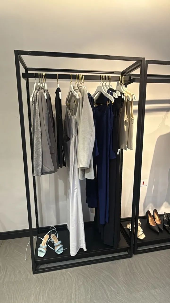 Arara para Loja de Roupa Preta Premium com Prateleira (1,24m) - Tatuapé - Foto 2