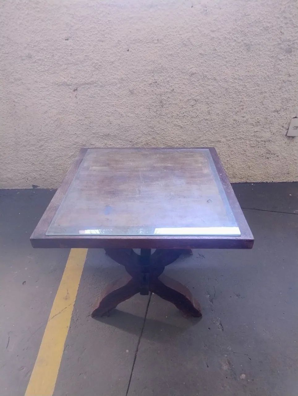 Mesa lateral rústica em madeira de lei