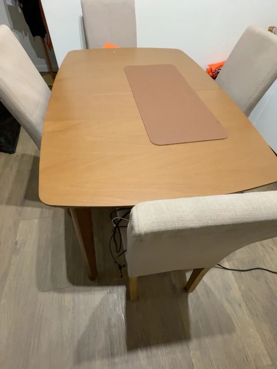 Mesa de Jantar + 4 Cadeiras Estofadas - Ótimo Estado