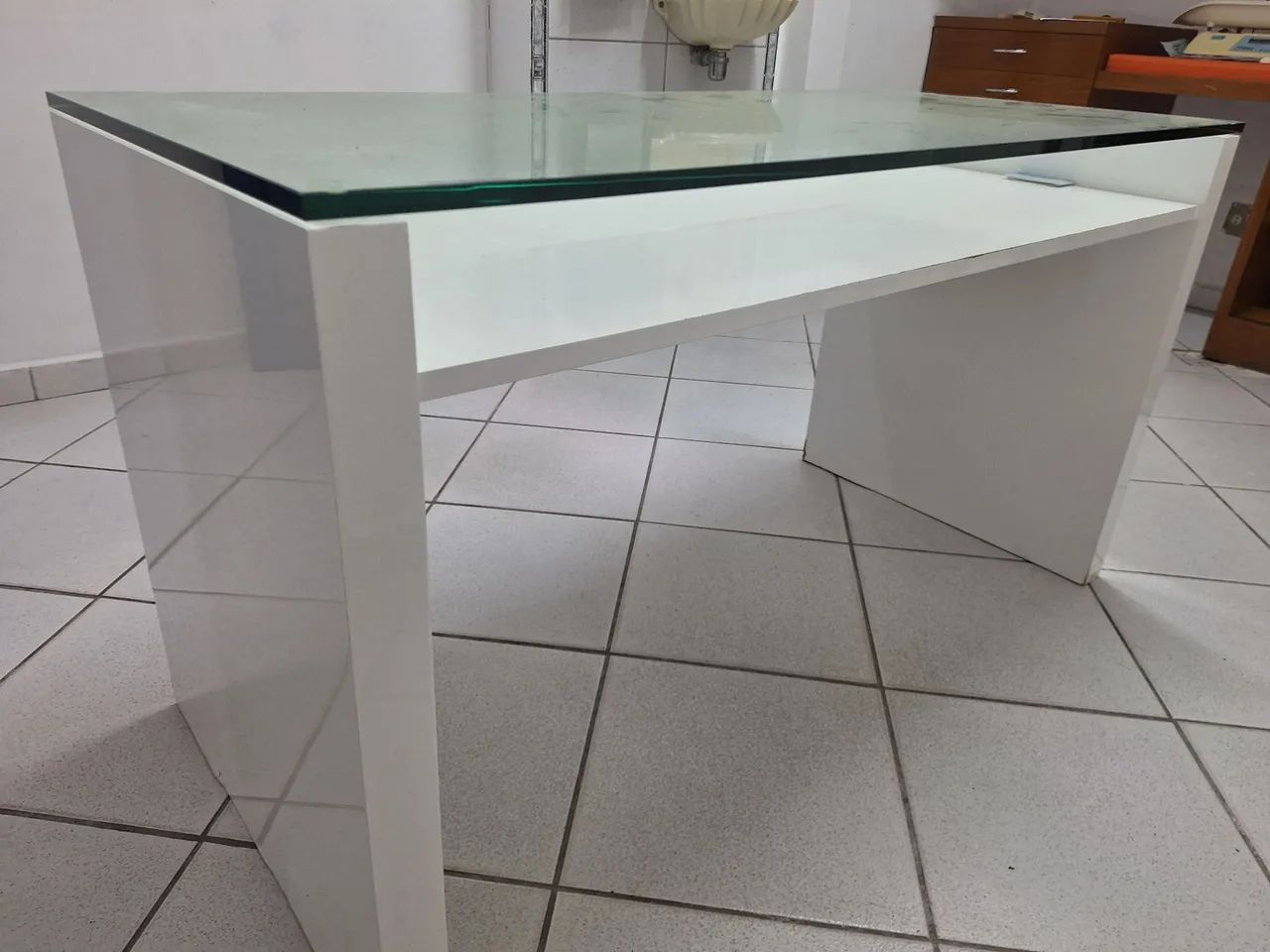 Mesa para escritório branca com vidro - Foto 3