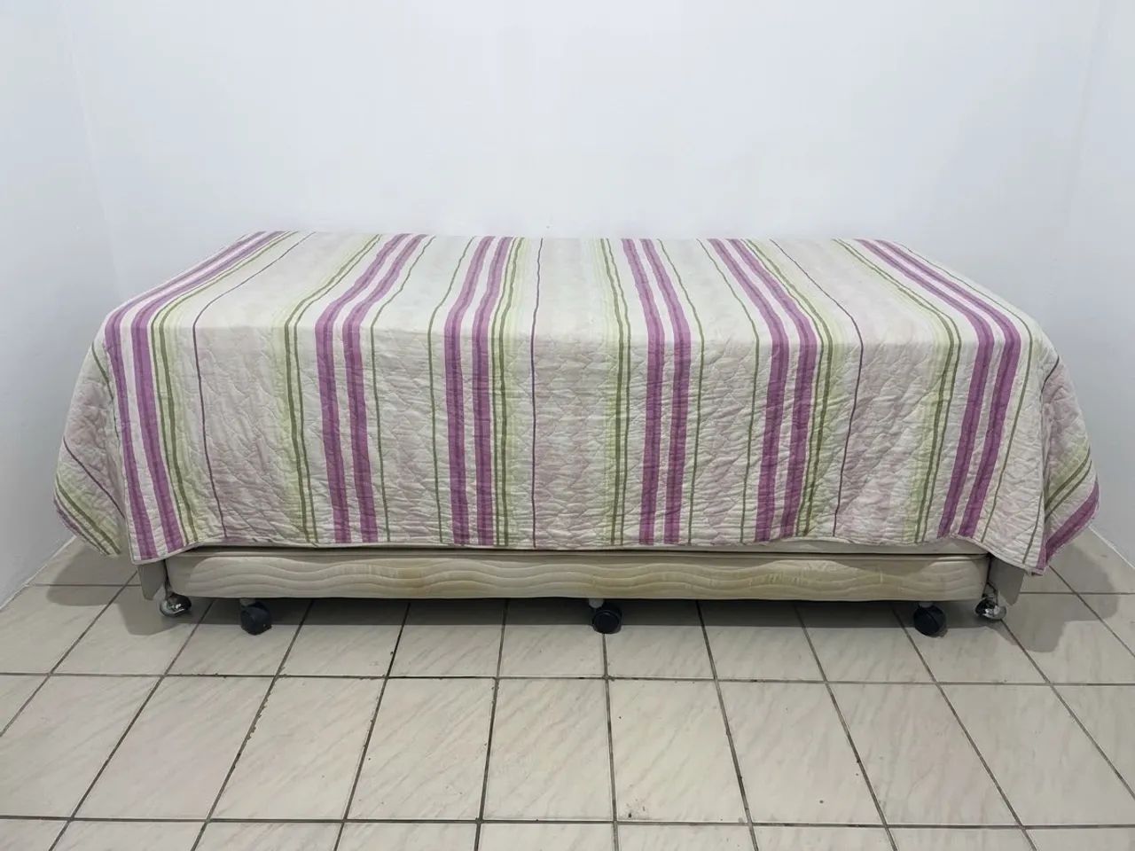 Cama de solteiro c/ cama auxiliar 