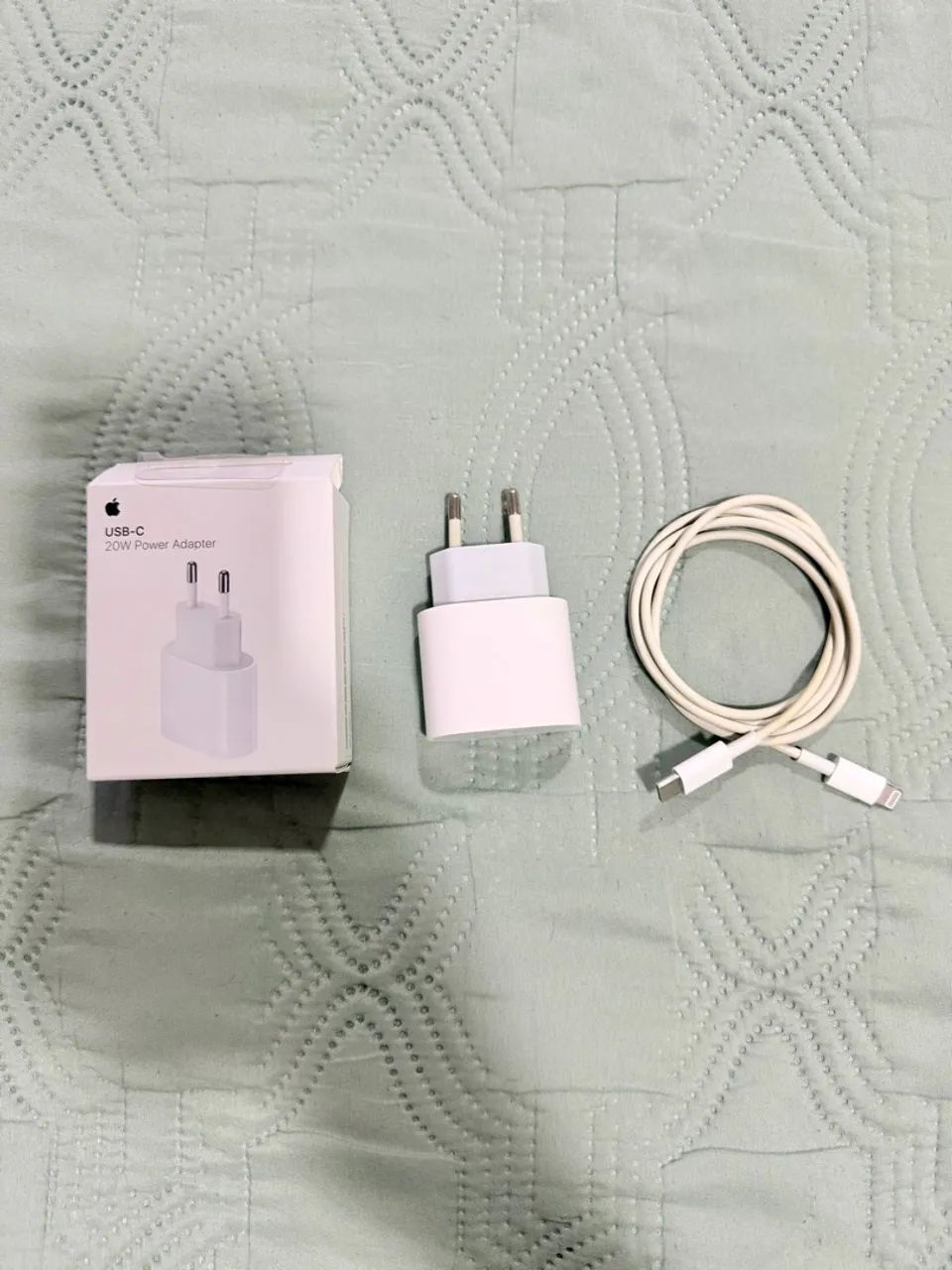 Vende-se carregador de IPhone. 