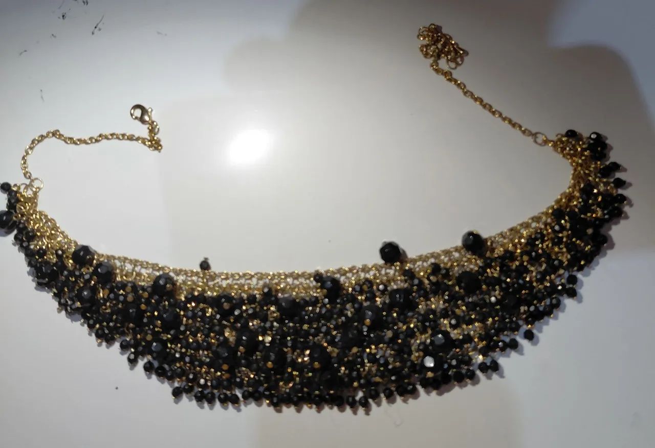 Colar statement CH Carolina Herrera com pedras pretas e detalhes em dourado - Usado. - Foto 3