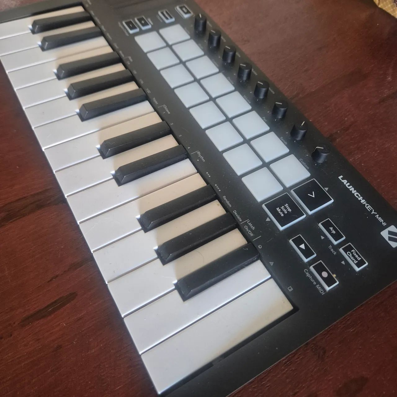 Controlador MIDI Novation Launchkey Mini MK3 - Foto 2