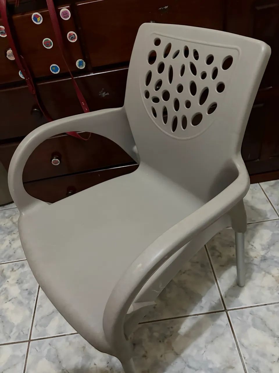 Cadeira de plástico premium com pés de alumínio - Foto 2