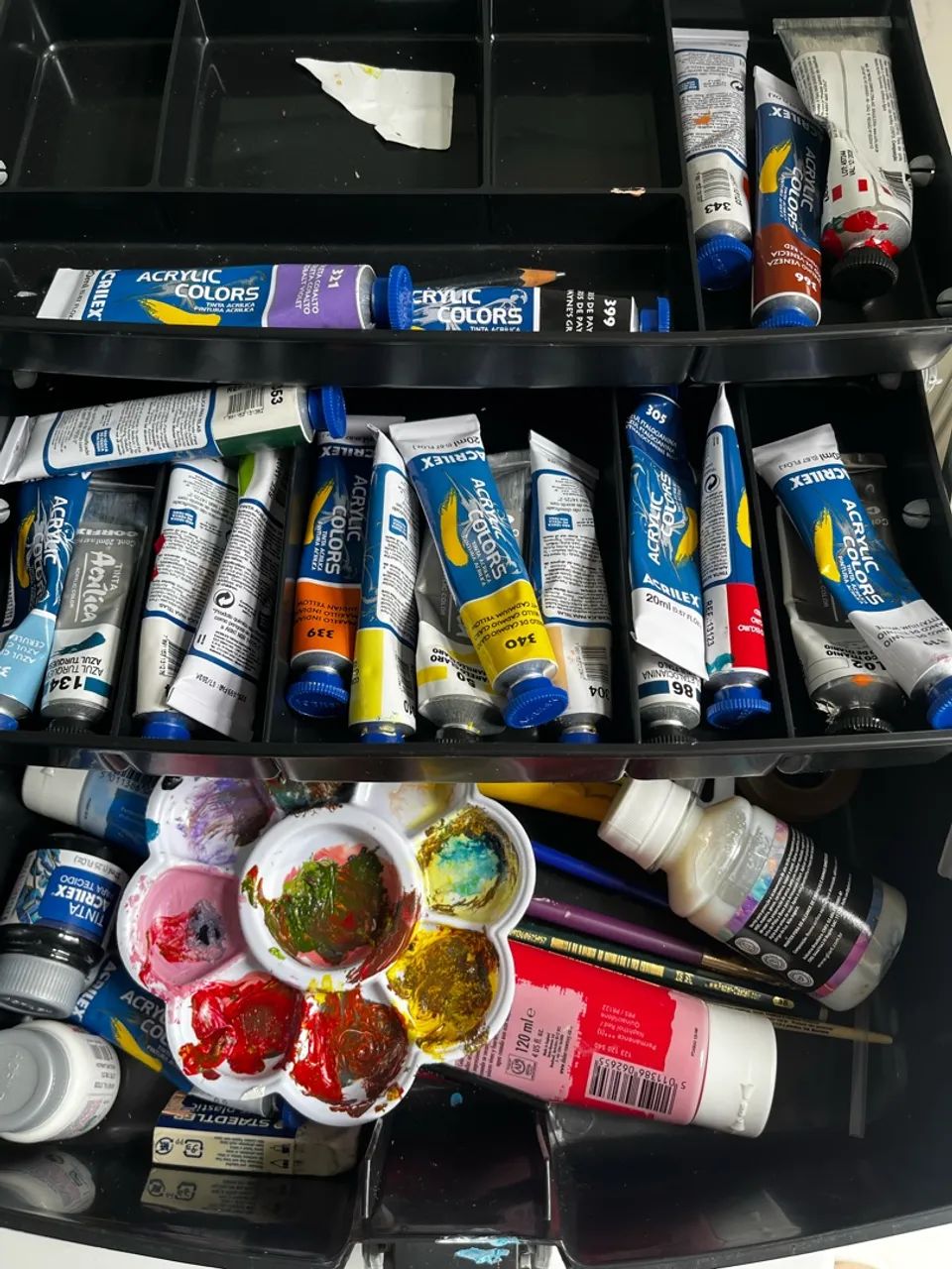 Cavalete de pintura e maleta com tintas 