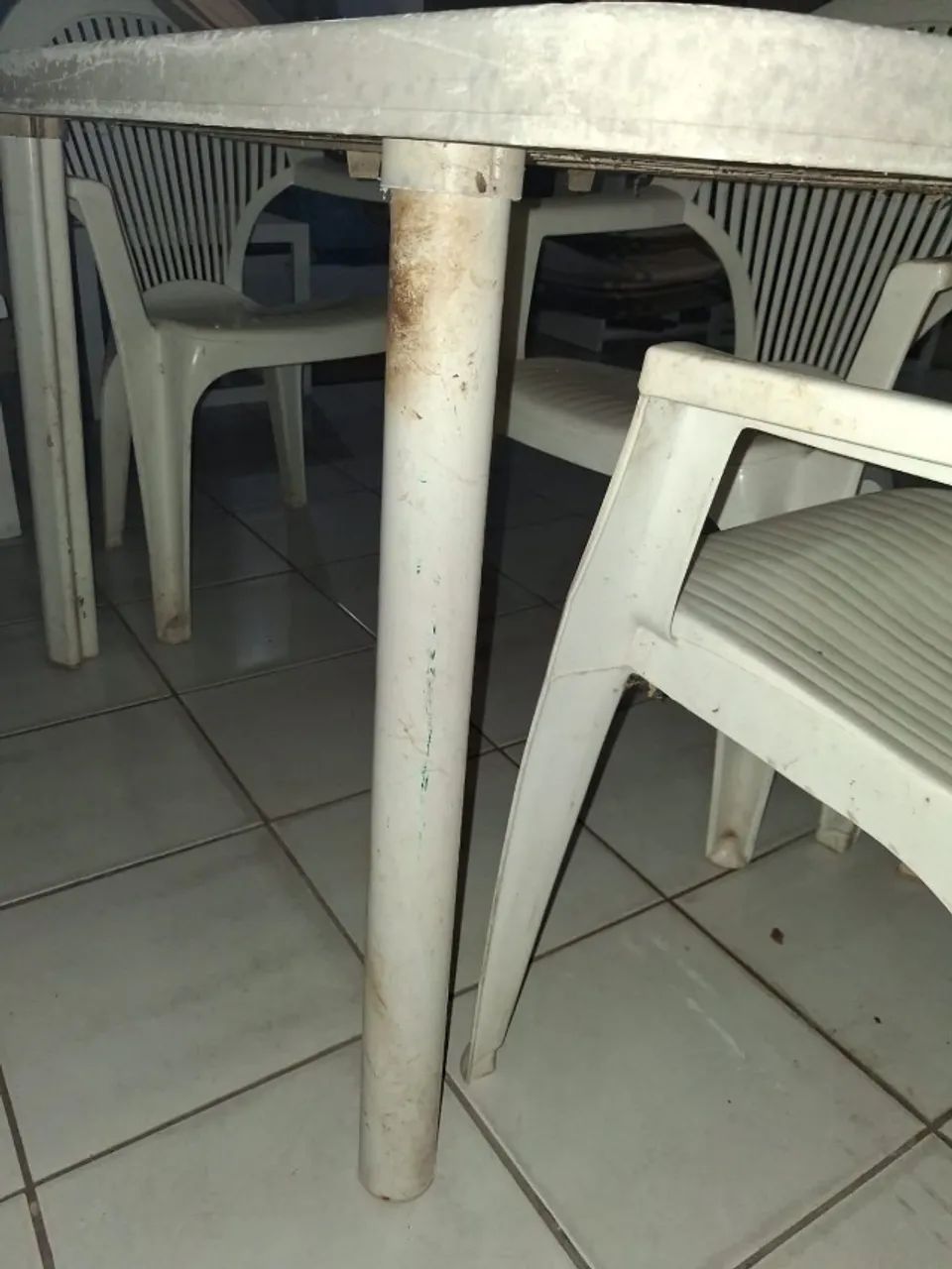 Mesa de Plástico Resistente e Três Cadeiras de Plástico Resistente - Foto 3