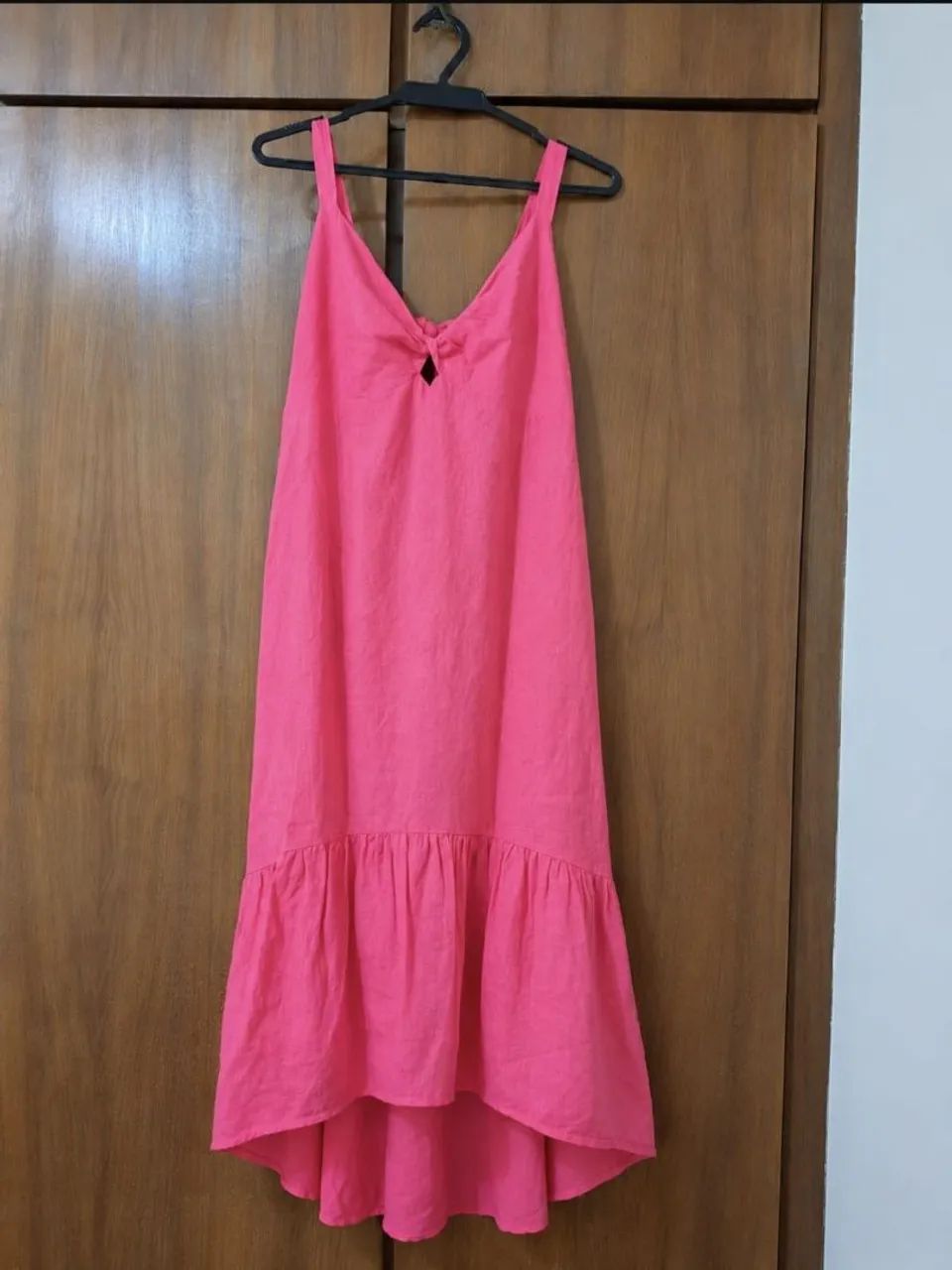 Vestido de linho, moderno cheio de estilo.