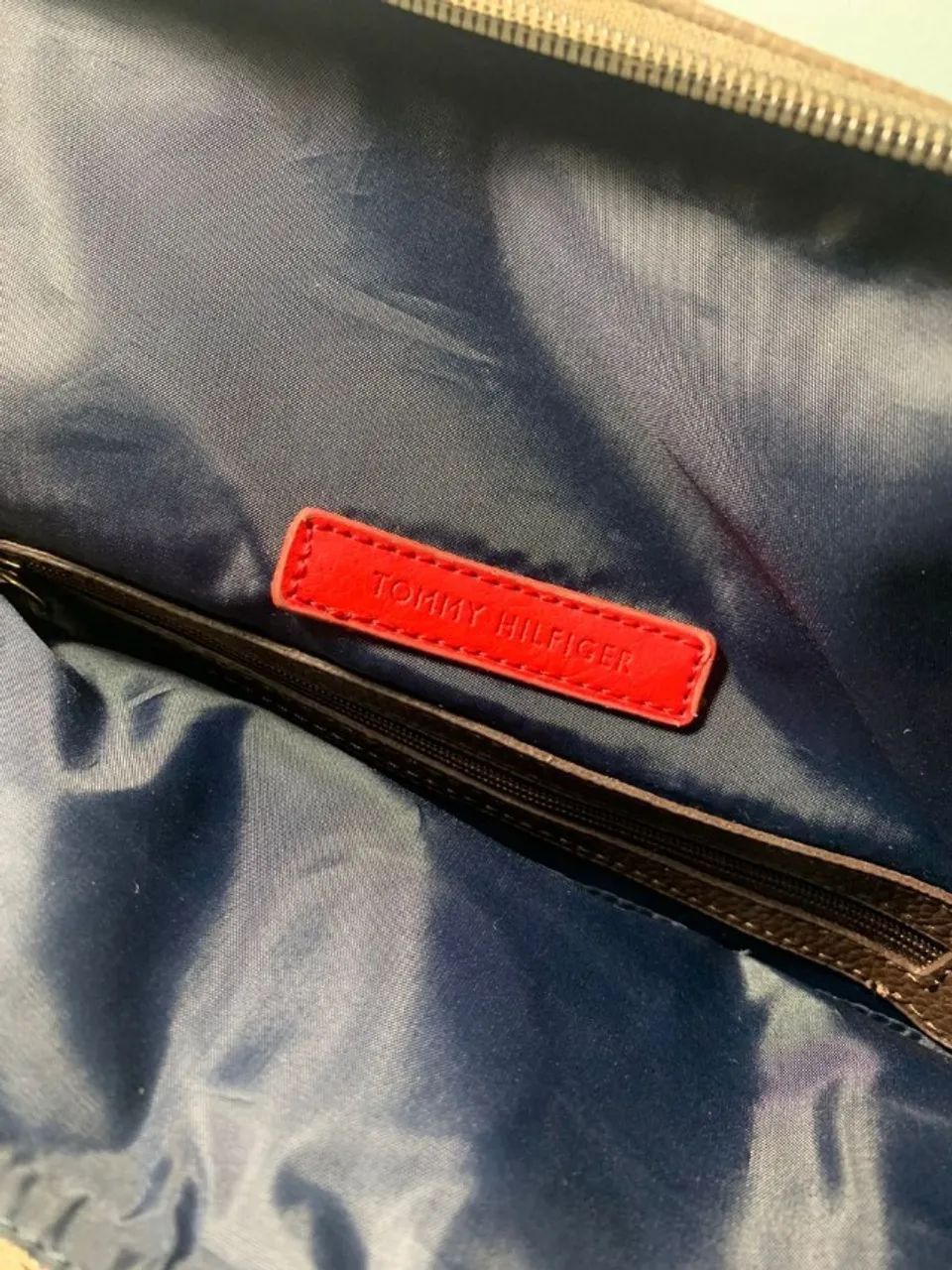 bolsa tommy hilfiger couro sintético marrom - Foto 3
