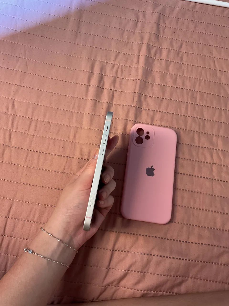 iPhone 12, com caixa, carregador original e capa - Foto 3