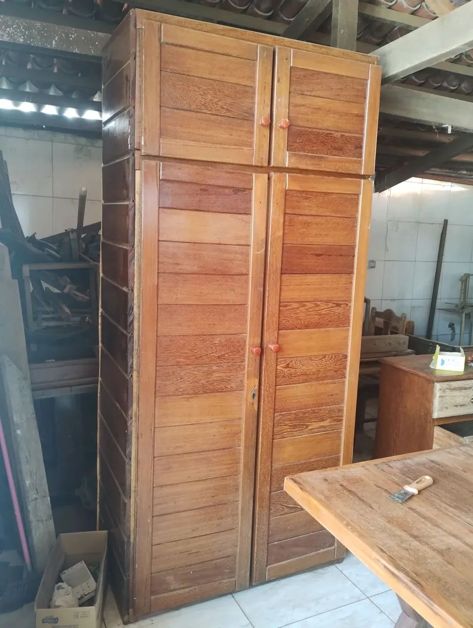 Guarda roupa de madeira pura 