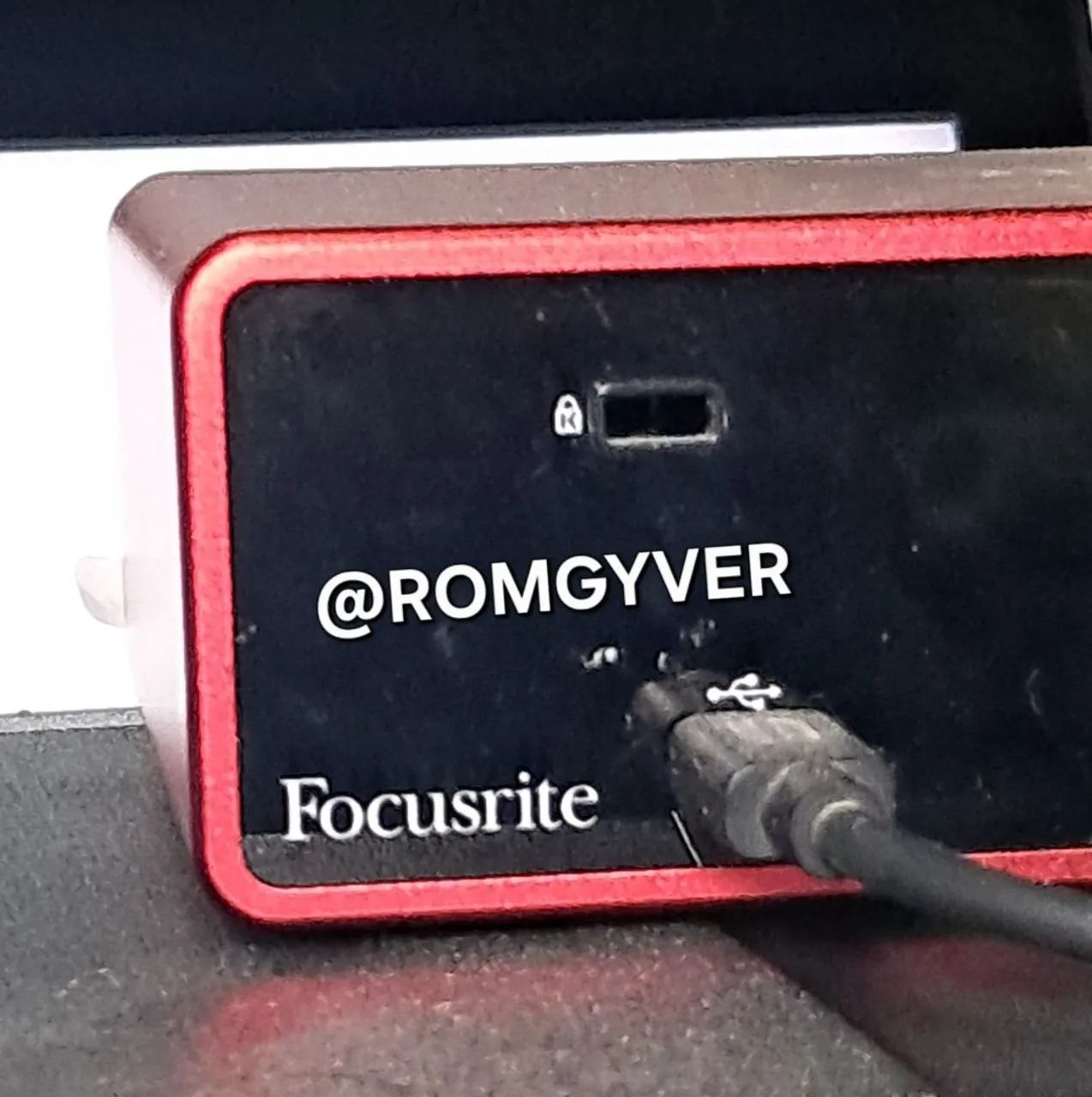 Focusrite scarlett 2i2 Interface de Áudio Placa de Som  - Foto 4