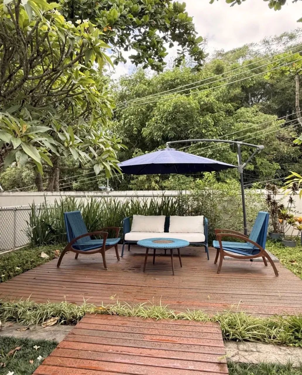 Conjunto Jardim 4 Lugares Mesa Redonda E Ombrelone Azul - Foto 3