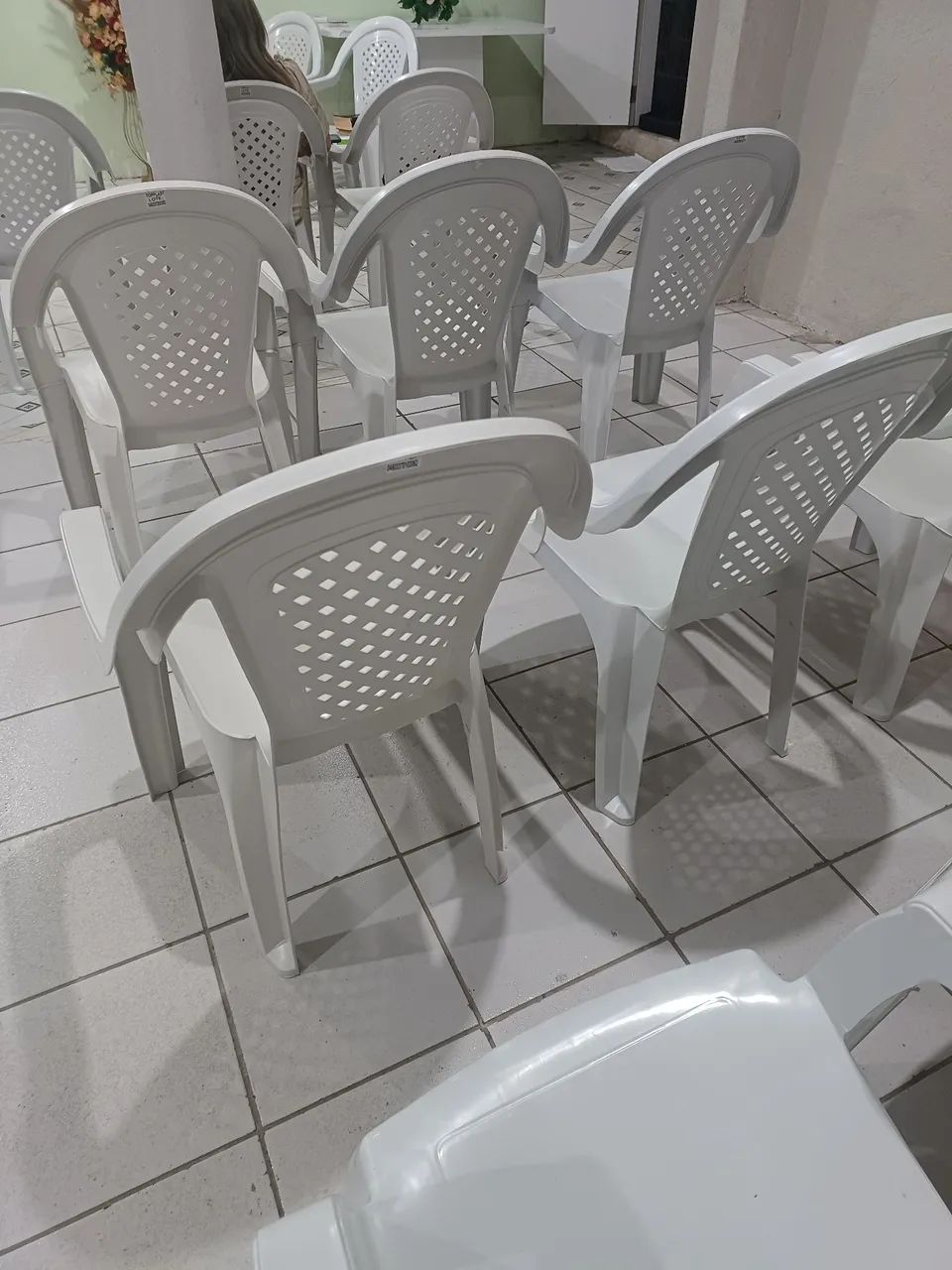 Cadeira de plástico com braço  - Foto 2