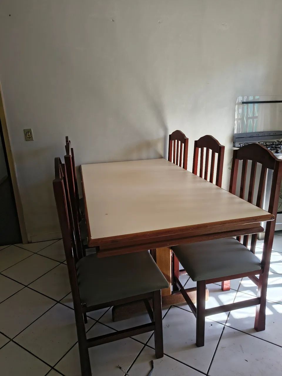 Vendo mesa e cadeiras. - Foto 2