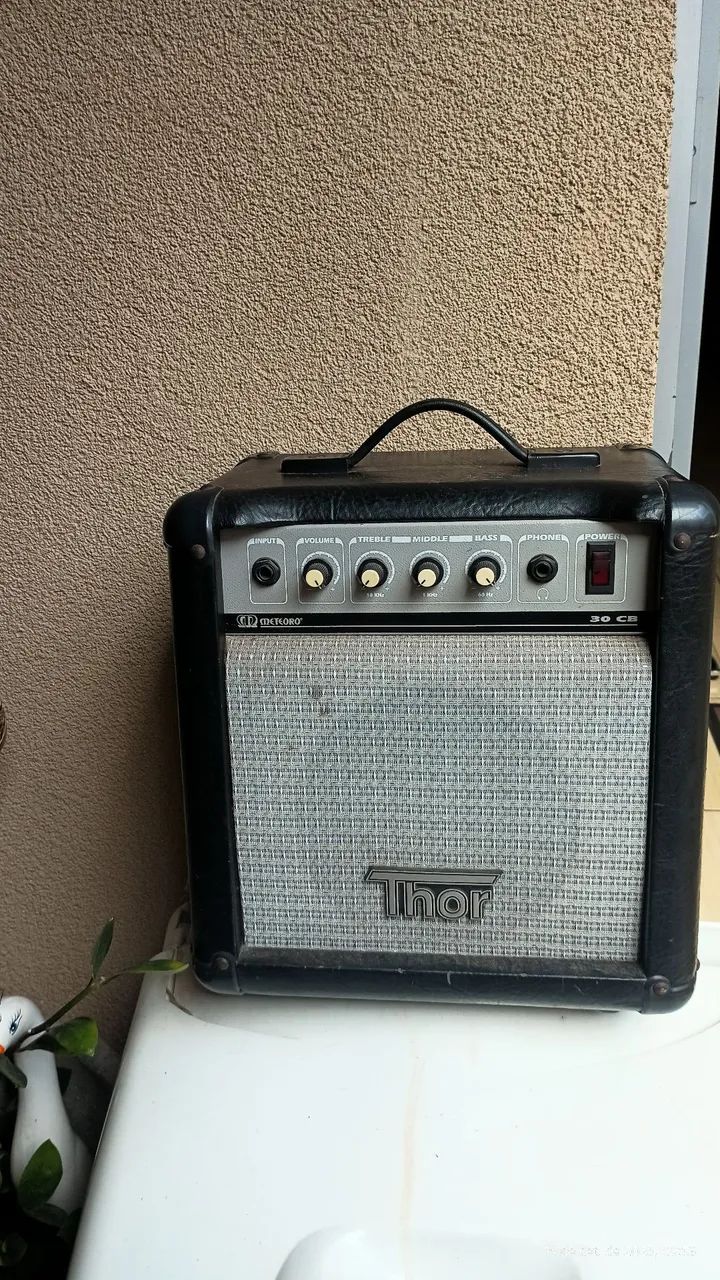 Vendo guitarra,baixo e caixa.