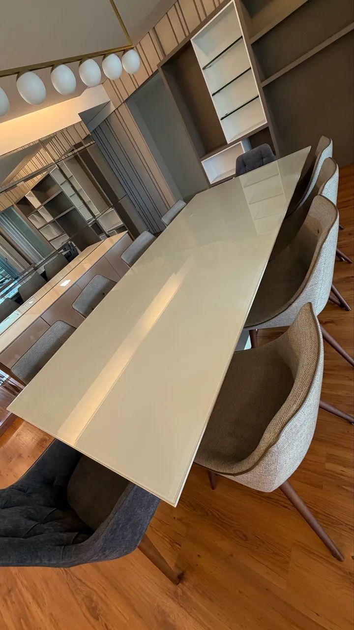 Mesa de Jantar 2,72m com Tampo de Vidro e Base Laqueada
