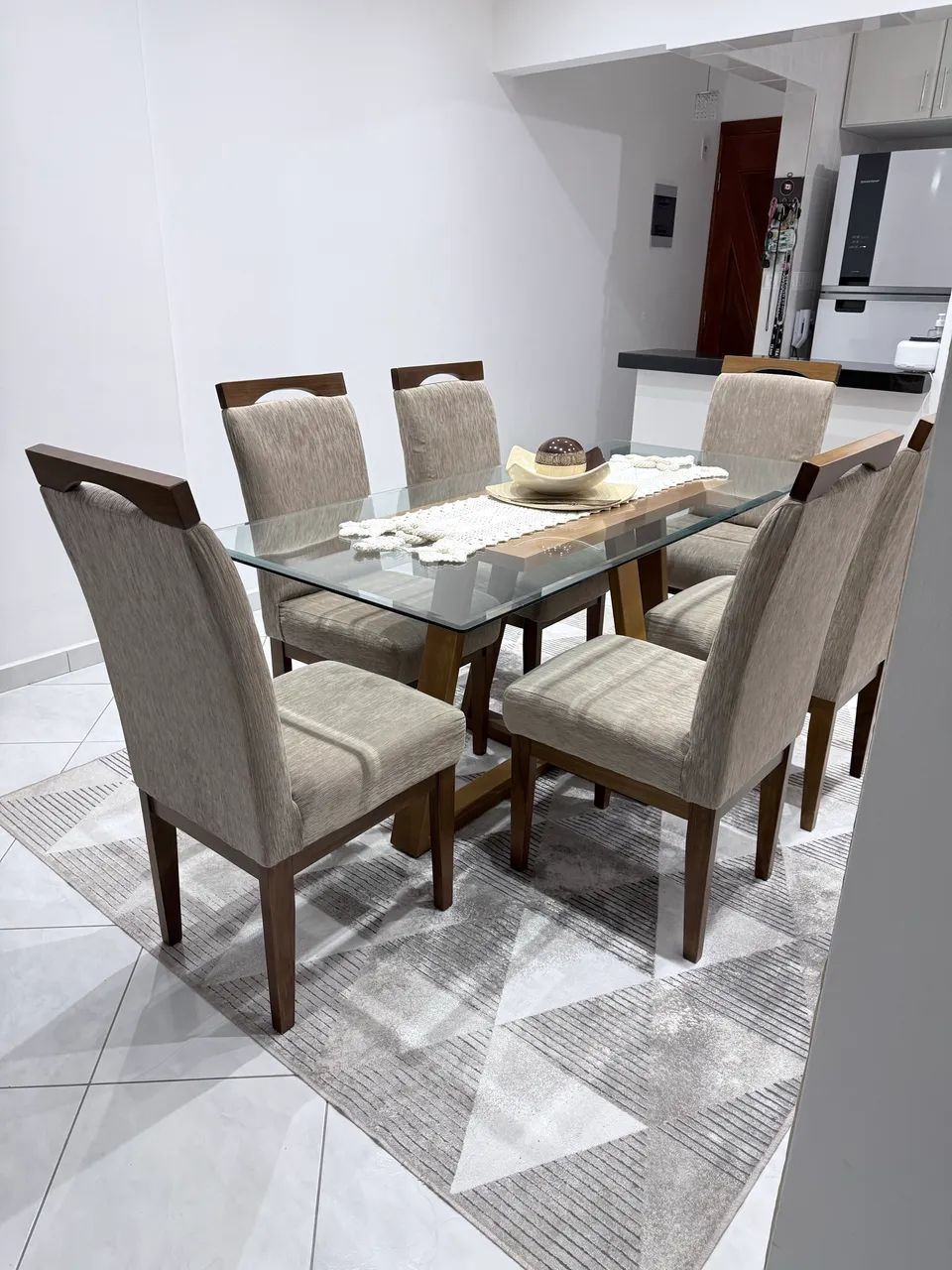Jogo de mesa com 6 cadeiras