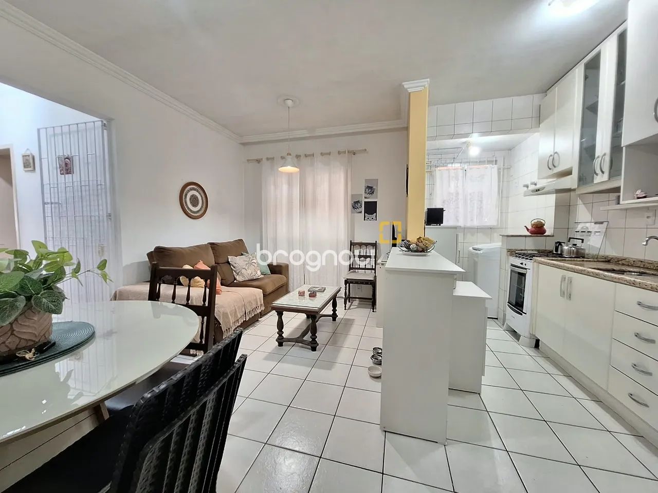 Apartamento com 3 dormitórios, suíte e sacada com churrasqueira - Foto 2