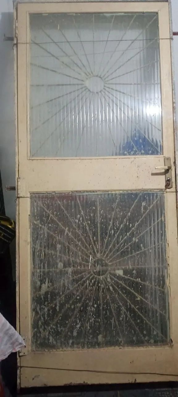 Porta de ferro com vidro e tranca - Foto 3