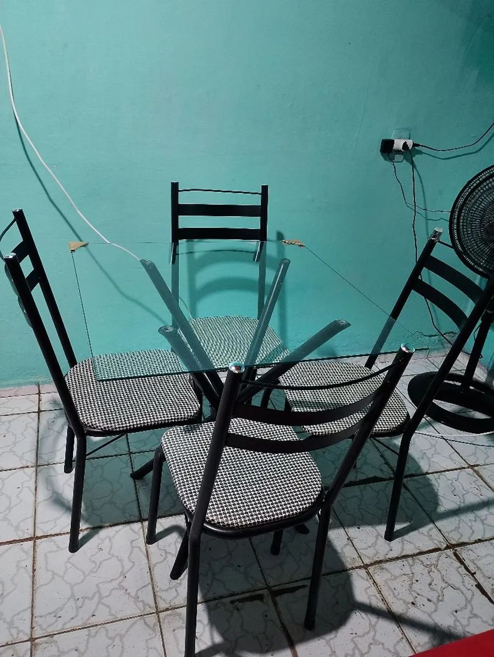 Vende se uma mesa com 4 cadeiras  - Foto 2