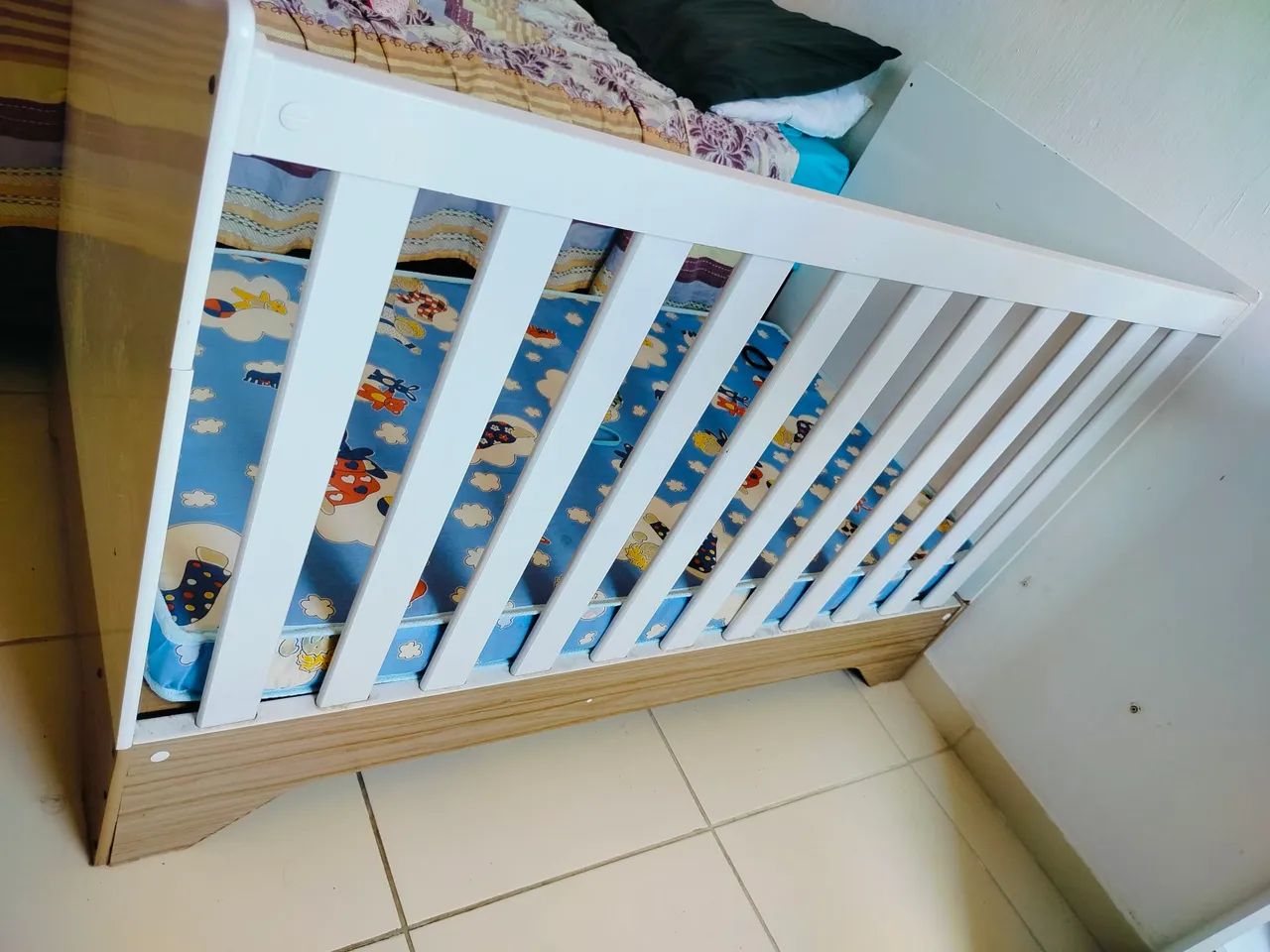 Vendo berço com colchão  - Foto 2