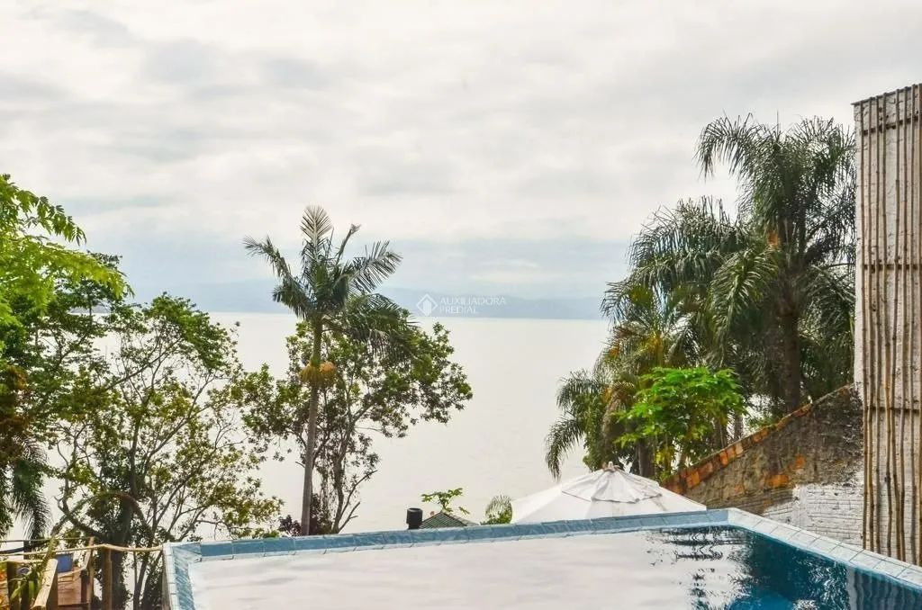 casa com cinco quartos pé na areia em Sambaqui - Foto 4