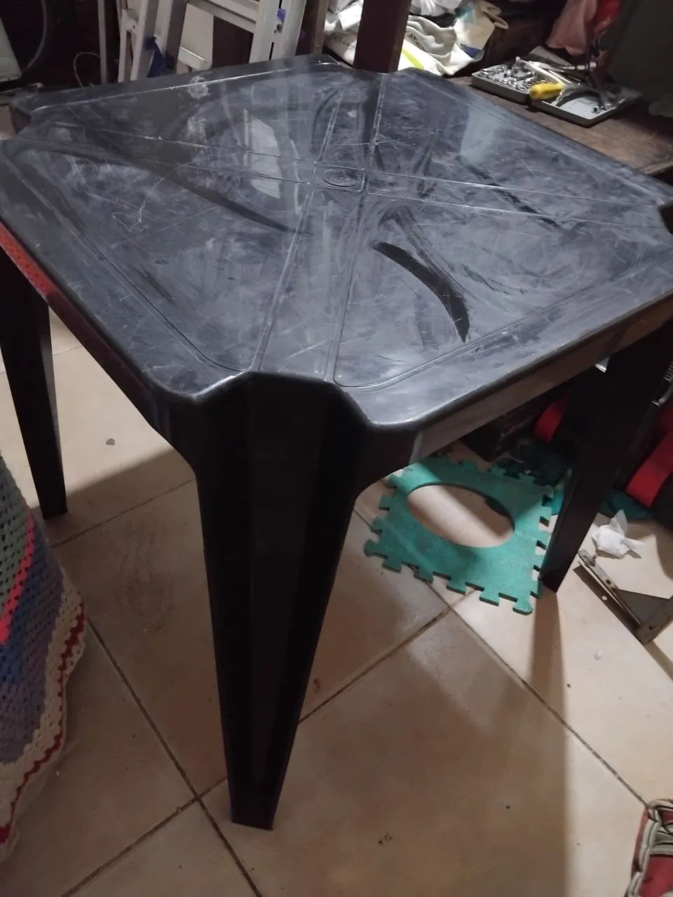 Mesa plástica preta e so a mesa so uma nao tenho cadeiras nao desmonta venda  - Foto 4