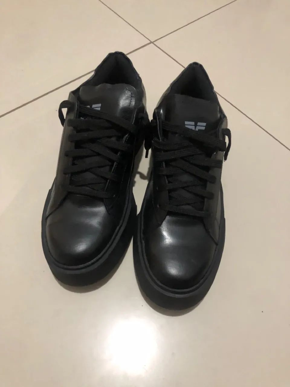 Tênis de couro preto  - Foto 2