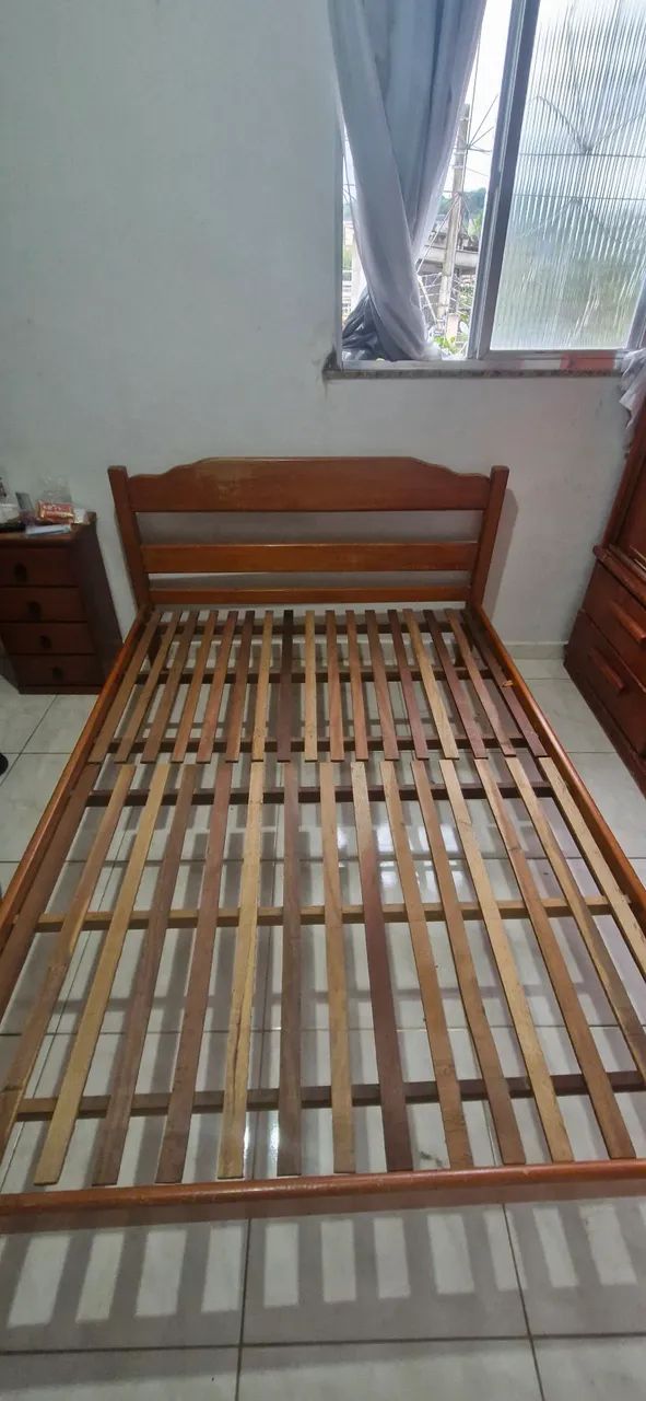 Cama de casal em madeira 