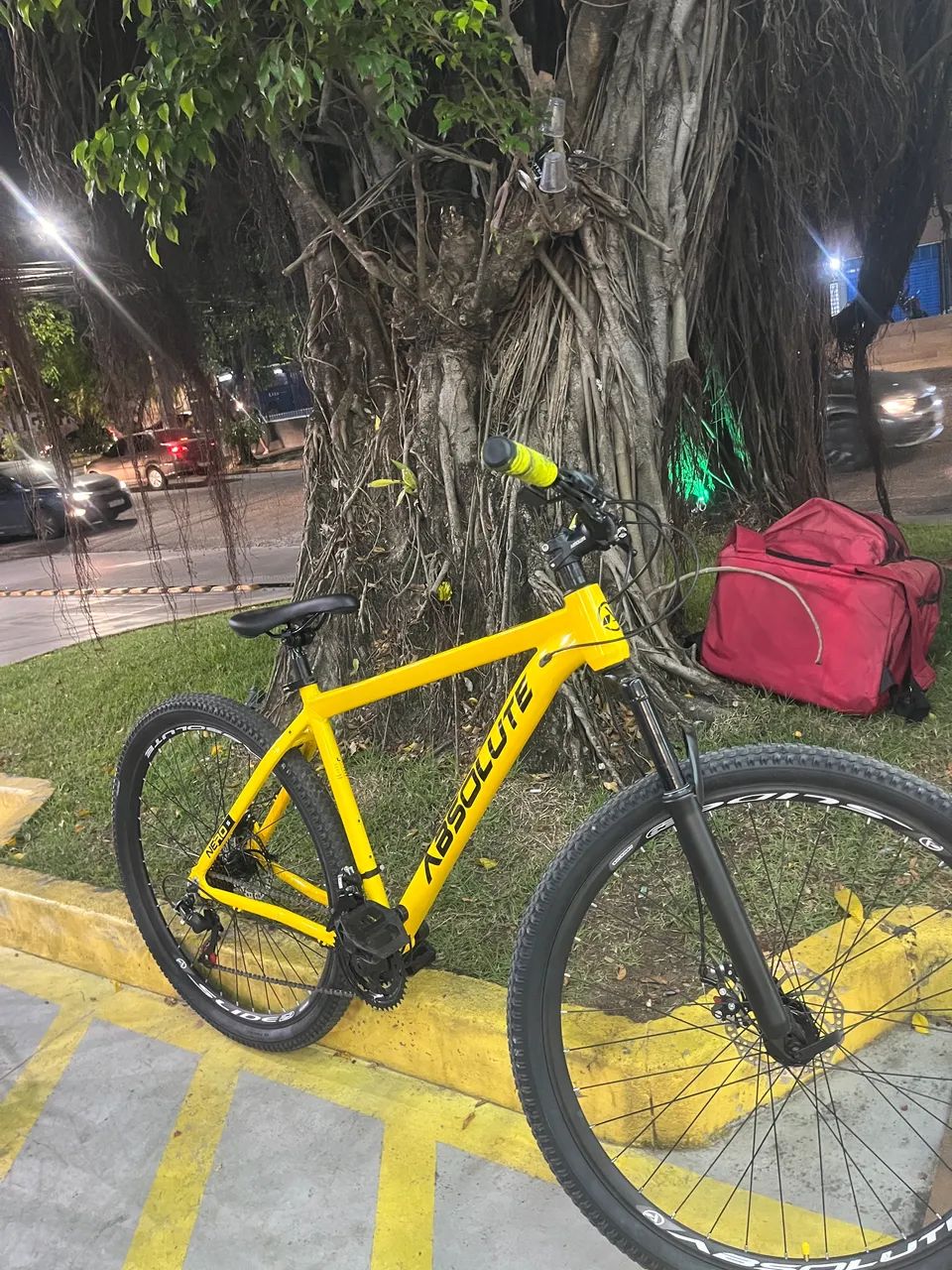 Bicicleta aro 29 absolute amarela só precisa de uma revisão e uma cela e ta nova !