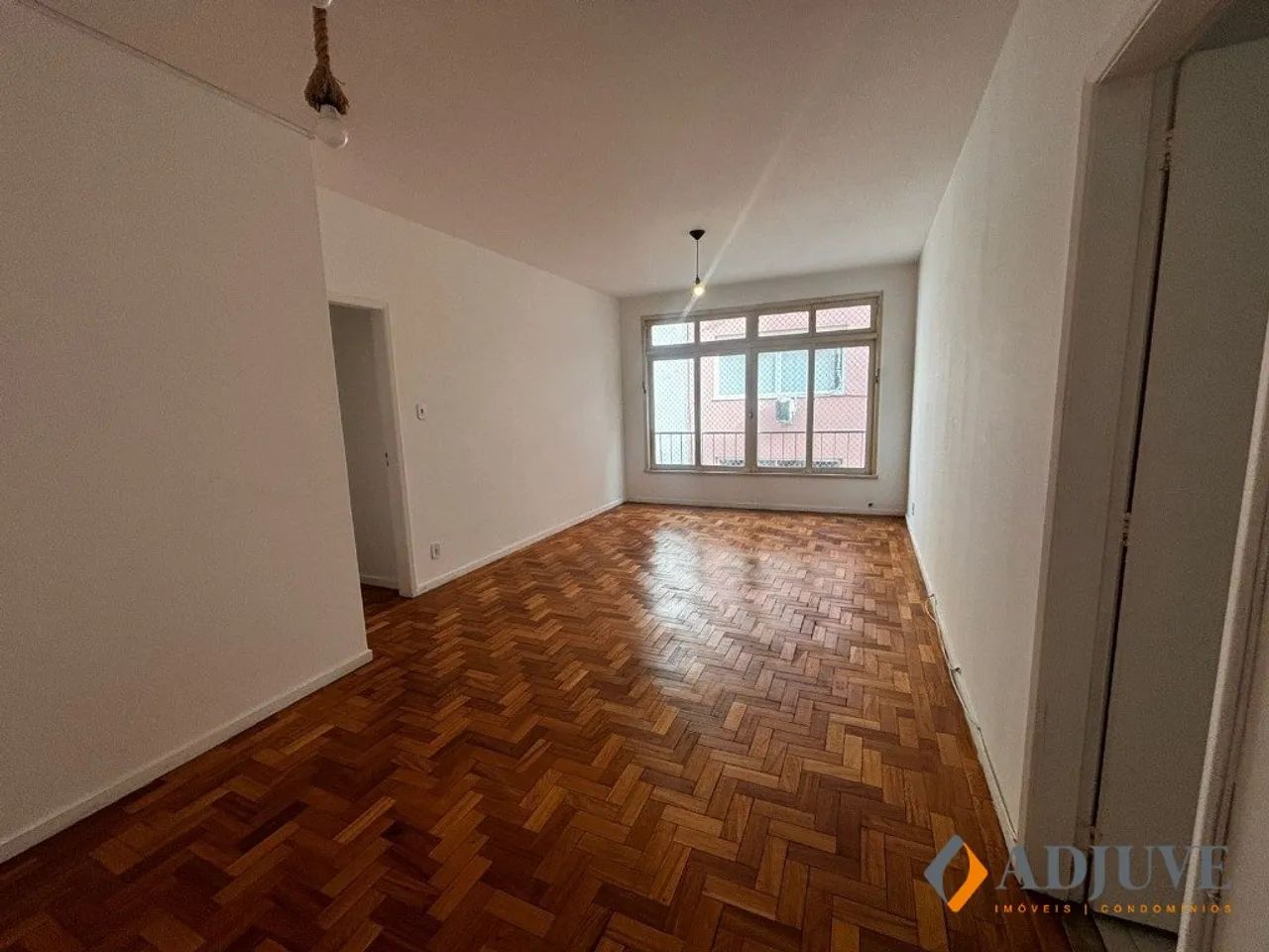 APARTAMENTO BEM ILUMINADO COM DOIS QUARTOS NO CENTRO