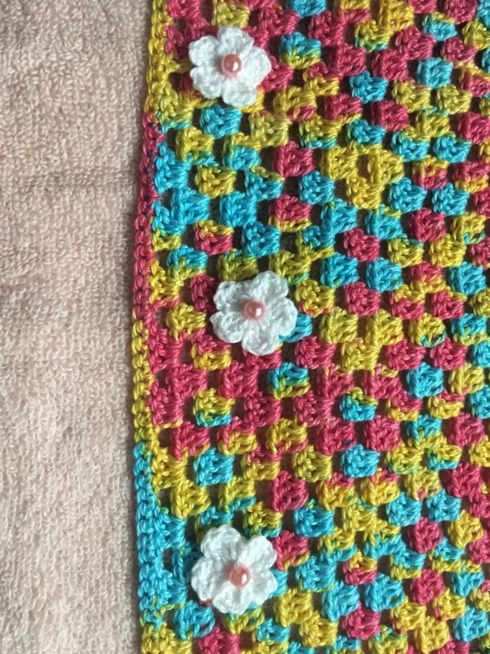 Bandana / Lenço de Crochê Colorido com Flores Brancas - Foto 3